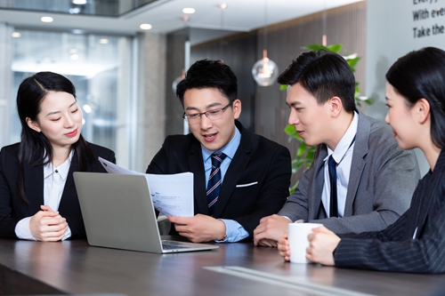 摄图网_501267096_banner_商务人士谈合作（非企业商用）.jpg